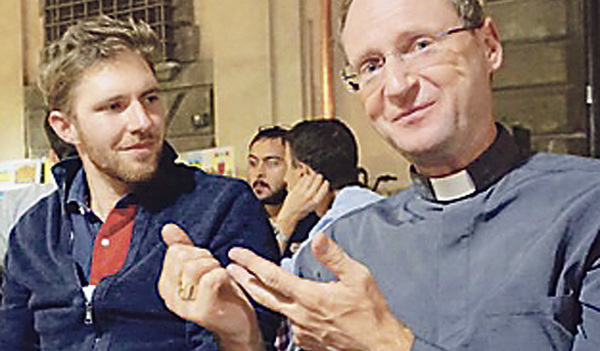 Bischof Turnovszky diskutiert mit jungen Menschen in Rom.  