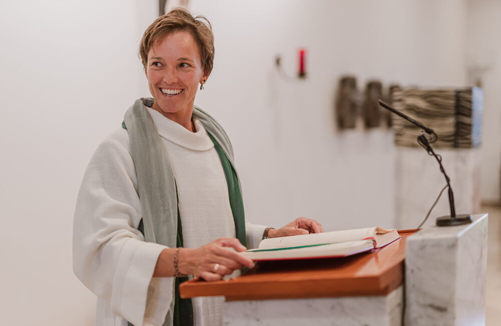 Margot Brucker, Krankenhaus-Seelsorgerin im Klinikum Grieskirchen, feiert den Gottesdienst.