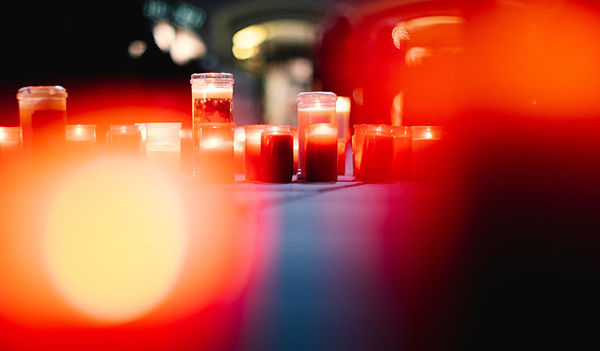 Wer beim Lichtermeer nicht dabei sein kann, ist aufgefordert eine Kerze des Gedenkens ins Fenster zu stellen.