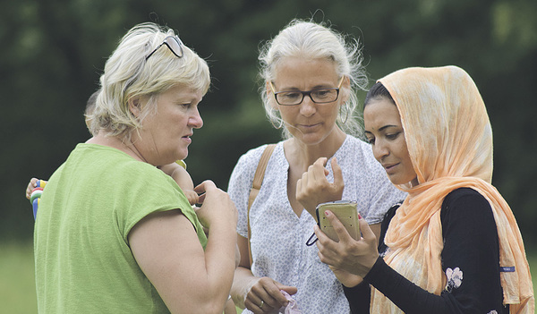 Maria Bindreiter (von links) und Gisela Binder im Gespräch mit einer Asylwerberin. 