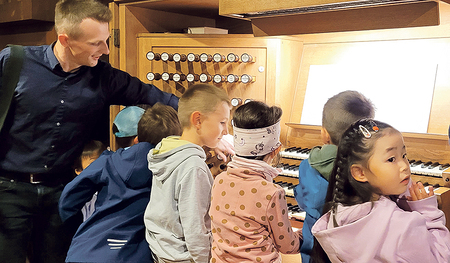 Kinder können mit Domorganist Gerhard Raab die Orgel im Linzer Dom ganz nahe kennenlernen und ausprobieren. 