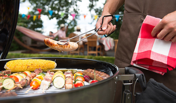 Beim nachhaltigen Grillen achtet man auf die Regionalität und (Bio-)Qualität des Grillguts und legt vermehrt Gemüse auf den Rost.