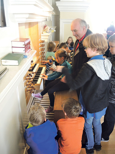 Wolfgang Kreuzhuber ist Domorganist und Leiter des Diözesankonservatoriums (Mitte). Beim Kinderorgeltag erkärt er gerne die wunderbare Welt der Tasten, Pedale und Register. 