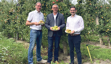 LK-Präsident Franz Waldenberger, Andreas Hoffelner (Obmann der OÖ Obstbauern) und Georg Roithmeier vom Kronbergerhof.