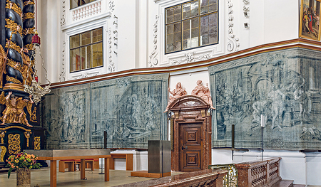 Alte und Neue Kunst: Wertvolle Tapisserien zeigt die Stiftskirche Garsten in der Fastenzeit im Altarraum. 