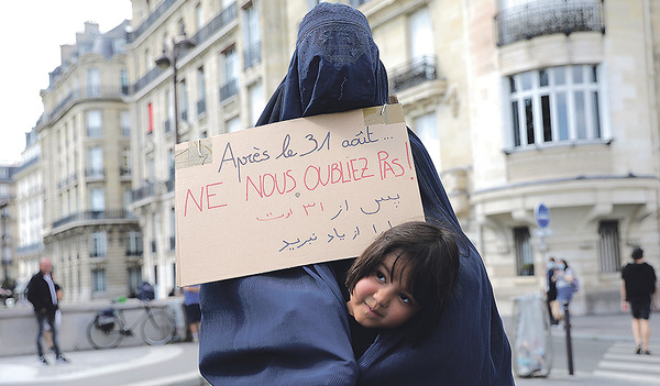 „Vergesst uns nicht – nach dem 31. August.“ In vielen Städten demonstrieren Menschen für die Rechte afghanischer Frauen, wie hier in Paris.    