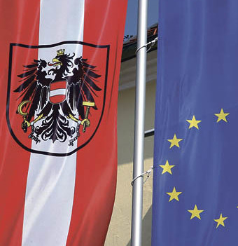 Fahne EU und ?sterreich [ (c) www.BilderBox.com, Erwin Wodicka, Siedlerzeile 3, A-4062 Thening, Tel. + 43 676 5103678.Verwendung nur gegen HONORAR, BELEG, URHEBERVERMERK nach AGBs auf bilderbox.com]