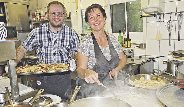 In der Küche: Pfarrer Krzystof Mielnik und Monika Kaufmann.   