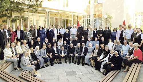 Priester und Ordensleute sind Sympathieträger. Sie geben ein buntes Bild von Kirche wieder. 