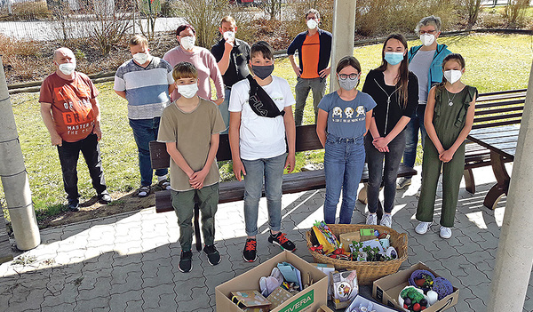 Die Firmlinge überbrachten der Lebenshilfe in Braunau ihre Geschenke. 