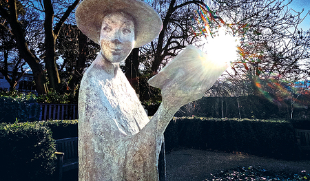 „Vollkommen sein heißt, sich oft gewandelt haben.“ Die Statue Kardinal John Henry Newmans steht in den Gärten des Literaturmuseums Dublin. Dort war früher das University College angesiedelt, dessen Gründungsrektor er war.