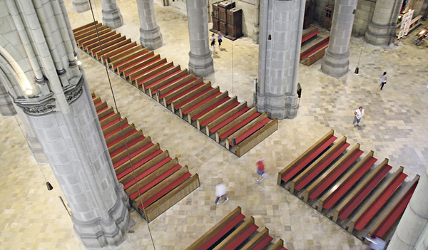 Viel Platz für wenige Menschen bei den ersten Gottesdiensten Mitte Mai.   