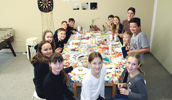 Jungschar-Kinder aus Kollerschlag beim Osterkerzen-Basteln