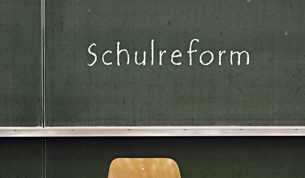 „Die Schulreform ist ein vielstimmiger Kanon. Jeder schmettert jedoch nach eigenem Gutdünken los, ohne auf seinen Einsatz zu achten. So endet der Kanon in einer Kakophonie.“ (Aus dem „Florianer Schulbuch“.)  