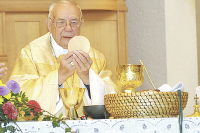 Altbischof Aichern segnete das Josefstüberl und die neue Pfarrkanzlei.   