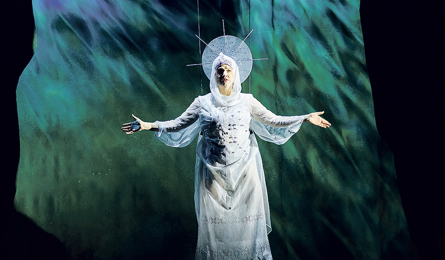 Doch am höchsten steht die Liebe (nach Korinther 13,1–13), Szene mit „der Anderen“. Elisabeth (rechts: Lorena Emmi Mayer) kämpft vergeblich um ein selbstbestimmtes Leben. Am Ende treibt sie nicht die verlorene Liebe, sondern der Hunger ins Wasser. 