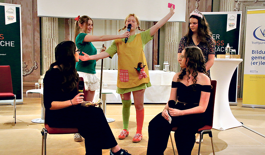 Schülerinnen des BORG Schärding präsentieren ihren eigenen Blick auf Zukunfts­fragen.   