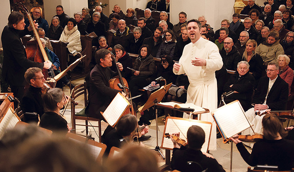 Ordensmann Ewald N. Donhoffer – hier als Dirigent – ist Stiftskapellmeister des Stifts Schlägl und Leiter des Konservatoriums für Kirchenmusik. 