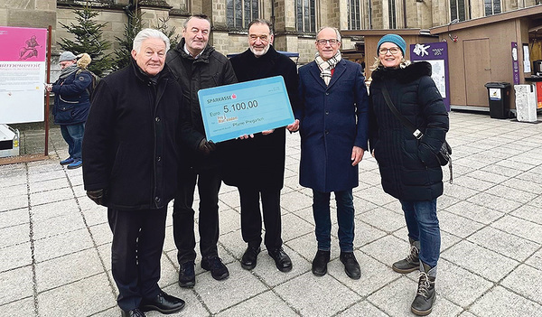 Bei der Spendenübergabe (von links): Schirmherr von PRO MARIENDOM, Altlandeshauptmann Josef Pühringer, Pfarrer August Aichhorn, Dompfarrer Maximilian Strasser, Martin Zwittag aus Pregarten und Marina Noll von PRO MARIENDOM.     
