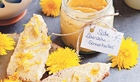 Die Löwenzahnbutter bringt Abwechslung auf den Frühstückstisch.  