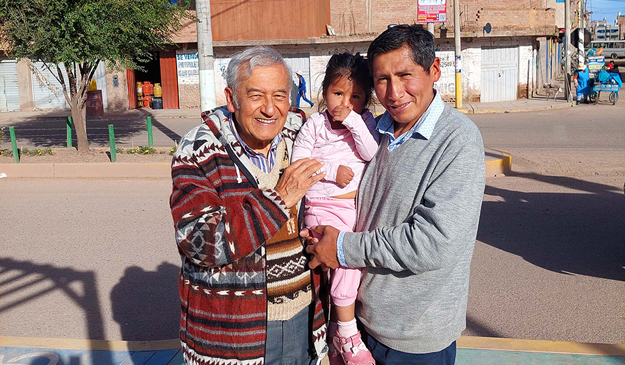 Hoffnungsträger tausender Menschen in Peru und diesjähriger Romeropreisträger: Luis Zambrano (links im Bild).