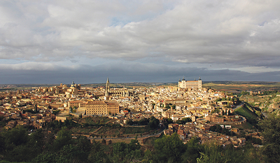 Toledos Silhouette wird dominiert vom Turm der Kathedrale (Mitte links) und dem Alcázar, der Burg (rechts).