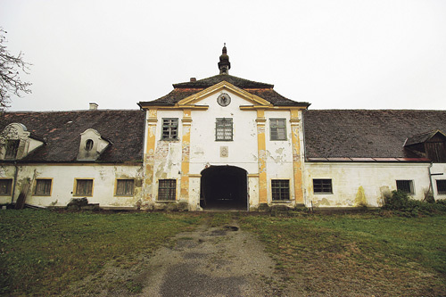 Der alte Meierhof ist baufällig. Die Barockfassade benötigt dringend eine Sanierung.  