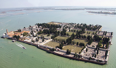 Anspruchsvoll angelegt: der Friedhof auf der Insel San Michele in der Lagune von Venedig 