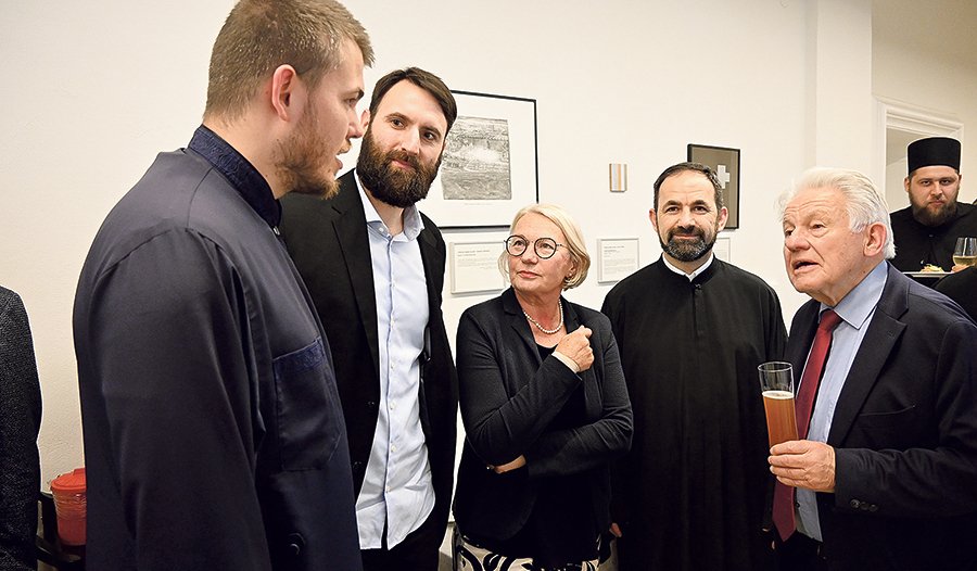 Pro Oriente Obmann Josef Pühringer (rechts) im Gespräch mit Gästen des ökumenischen Empfangs.       