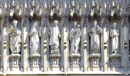 Im Sonnenlicht: fünf der zehn Märtyrerinnen und Märtyrer des 20. Jahrhunderts, die 1998 ihren Platz oberhalb des Westportals der Westminster Abbey in London gefunden haben.   