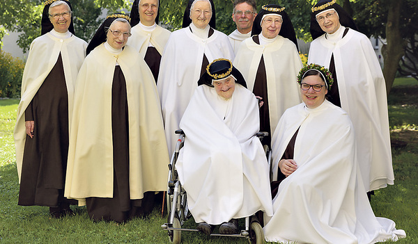 Schwester Hanna Maria Tuder (vorne rechts) legte die Profess auf Lebenszeit ab, sechs ihrer Mitschwestern feierten 50 bzw. 60 Jahre Ordensprofess.     