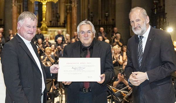 Domkapellmeister Josef Habringer mit der päpstlichen Auszeichung, die er von Bischof Manfred Scheuer (li.) und Bischofsvikar Willi Vieböck erhielt.