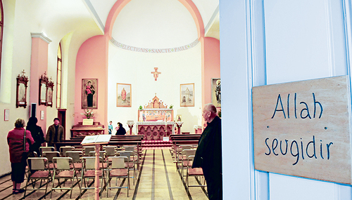 „Allah sevgidir“ ist türkisch und bedeutet: „Gott ist die Liebe“. Dieses Schild hängt an der Eingangstür der Paulus-Kirche von Konya (Türkei) – das biblische Iconium, wo Paulus auf seiner ersten Missionsreise predigte.   