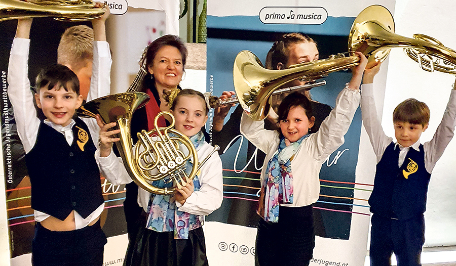 „Friends4Horn“ jubeln mit ihrer Lehrerin Josefin Bergmayr-Pfeiffer über den Preis.