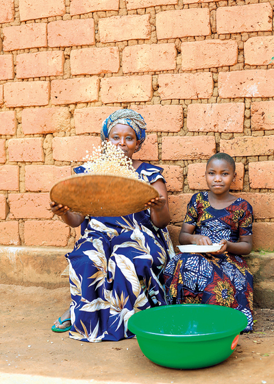 Vollwertige Mahlzeiten zuzubereiten, Obstbäume zu pflanzen oder Gemüsegärten anzulegen – all das ermöglichen die von der Dreikönigsaktion unterstützten Projekte in Tansania. 