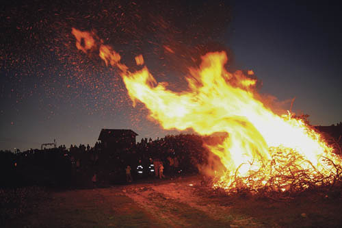 gro?es sonnwendfeuer  auf dem feuerkogel