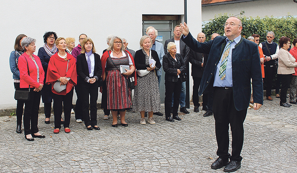 Diakon Georg König leitete den Gesang auf dem Kirchenplatz. 
