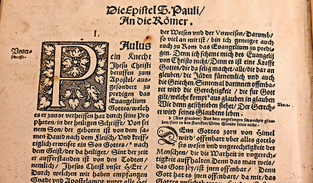 Die ersten Verse des Römerbriefs aus einer „Lutherbibel“, die 1543 zu Lebzeiten des Reformators erschienen ist. Die Heilige Schrift war für Luther auch ein Gebetbuch. Ein Exemplar dieser Bibelausgabe von 1543  befindet sich in der Diözesanbibliothek.