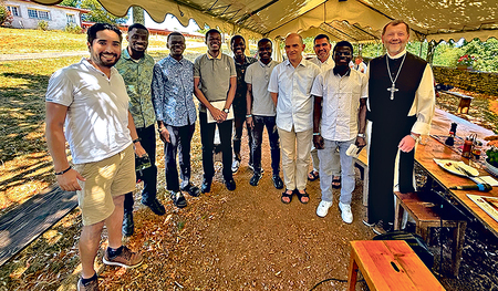 Das Wilheringer Juniorat mit Abt Reinhold Dessl (rechts) und  dem Prior der Gemeinschaft von Taizé, Frère Matthew (4. von links), und (dahinter) Taizé- Bruder Bernhard, der für die Betreuung der deutschsprachigen Gruppen verantwortlich ist.   