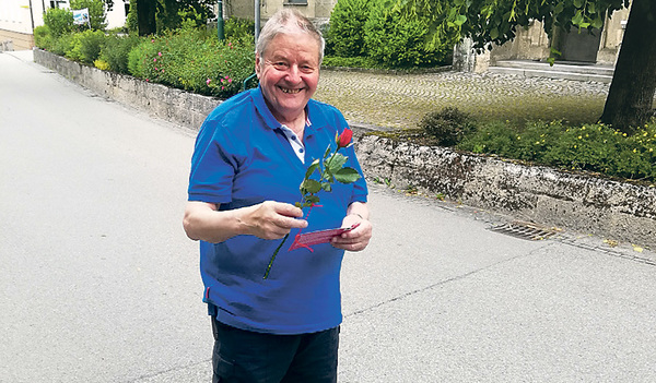 Eine (fair gehandelte) Rose für einen der Losensteiner Papas   