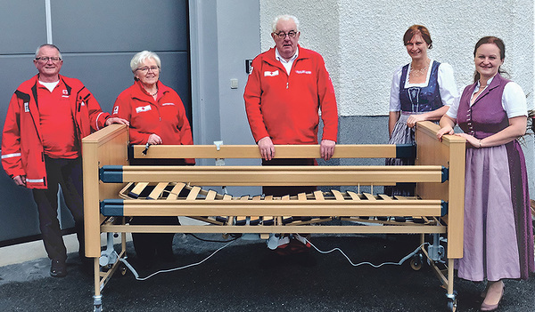 Obfrau Doris Schmidbauer (von rechts) und ihre Stellvertreterin Monika Bachmair übergaben Ortsstellenleiter Sepp Pichler (Mitte) und seinem Team ein neues Bett.