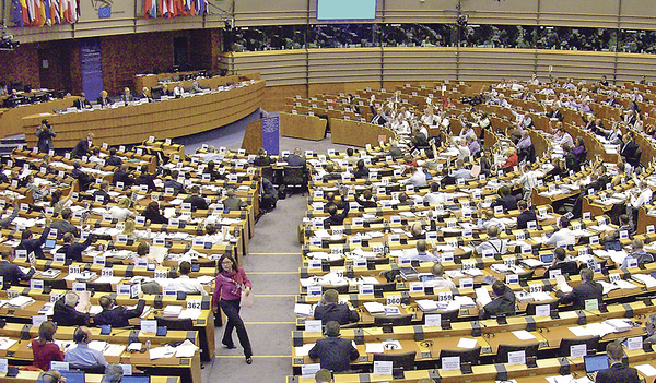 Das Europäische Parlament hat zwei Tagungsorte. Im Bild ist der Plenarsaal in Brüssel zu sehen. Der andere Standort ist in Straßburg.   