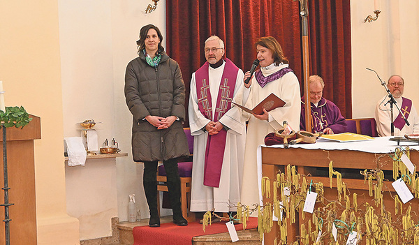 Verwaltungsvorständin Birgit Templ (von links), Pfarrer Friedrich Lenhart und Pastoralvorständin Anita Aigner beim Bauftragungsgottesdienst; sie leiten die Pfarre von ihrem Büro in Ternberg aus.   