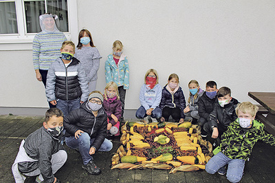 Die Schüler/innen der VS Kirchdorf Mühlheim (linkes Bild) haben mit ihrer Religionslehrerin Maria Treiblmayr ein Erntedankmandala gelegt. 