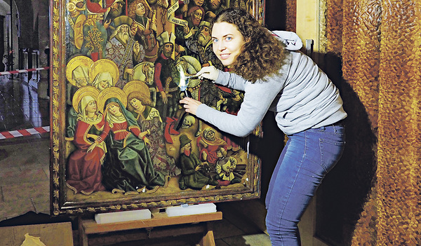 Diese Kreuzigungsszene befindet sich im Mittelteil des Altars und wurde damals nicht gestohlen. Während die entwendeten Tafeln sich noch im verpackten Zustand an das Raumklima gewöhnen, werden die in der Kirche verbliebenen Elemente des Altars restau