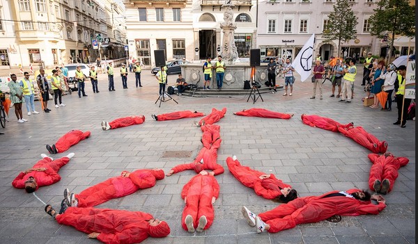 Mit einer Gedenkminute für alle Menschen, die auf der Flucht verstorben sind, und mit einem menschlichen Peace-Zeichen setzten die Aktivistinnen einen eindrucksvollen Schlusspunkt am Linzer Hauptplatz. 