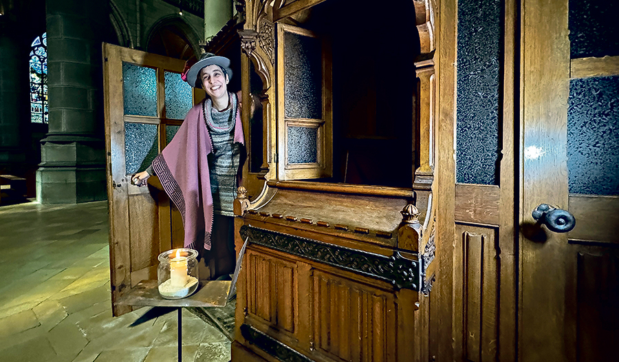 Einen besonderen Ort hat Domfrau Isabella ­Unfried gewählt: einen Beichtstuhl.    