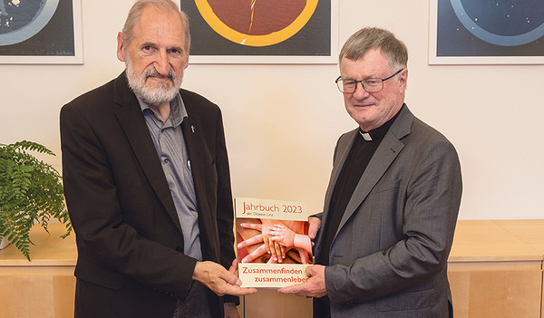 Das neue Jahrbuch wurde Bischof Manfred Scheuer von Herausgeber Bischofsvikar Willi Vieböck überbracht. Der Bischof hat einen Text zu Vertrauen und Treue beigesteuert.  