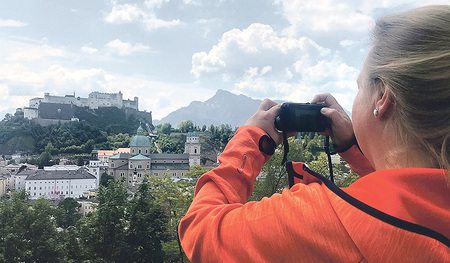 Die Ärztin und leidenschaftliche Fotografin denkt sich in ihre Motive hinein. Hier in die Postkartenidylle der Salzburger Altstadt.  