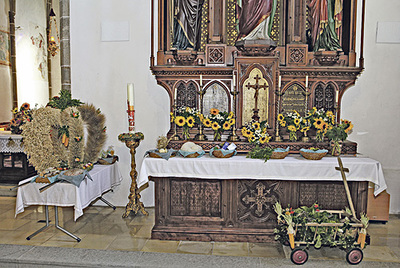 Erntekrone  und Erntegaben in der Pfarrkirche Königswiesen